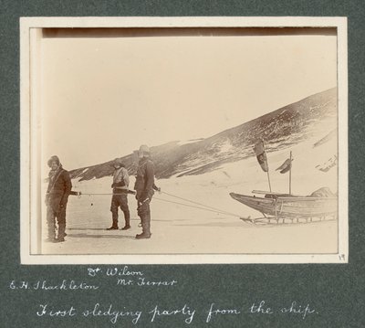 E H Shackleton, Dr Edward Wilson ve Bay Hartley Ferrar (Jeolog) kızakta koşum takımında. Sir Ernest Henry Shackleton