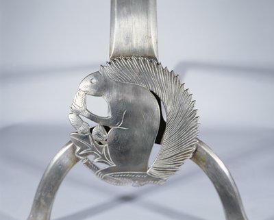 Bir sincap tasvir eden itfaiye köpeği, c.1905-10 (cilalı çelik) (detay) by Ernest William Gimson