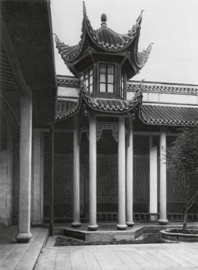 Changshafu, Chen kia tze tang, Hunan, Chen ailesinin atalarının tapınağı, Ana avludaki çan kulesi (b/w fotoğraf) by Ernst Boerschmann