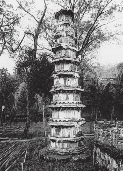 Hangchoufu, Sihu, Yun lin sze, Chekiang, Hangchou yakınlarındaki Batı Gölü üzerinde bulunan Bulut Korusu Manastırı