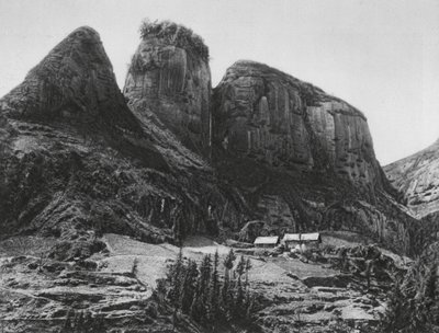 Ichangfu, Pi kia shan, Hupei, Ejderha Kral Mağara Tapınağı karşısındaki Fırça Tutucu Dağı (b/w fotoğraf) by Ernst Boerschmann