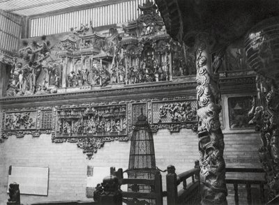 Kuangchou, Kuangtung, Kanton, Tıp Tanrısı Tapınağı, Ana avludaki kabartmalar (b/w fotoğraf) by Ernst Boerschmann