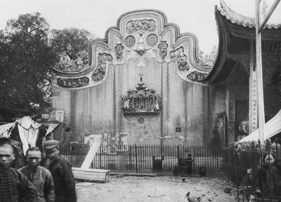Kuangchou, Kuangtung, Tıp Tanrısı Tapınağı, Sokağa bakan üçgen (b/w fotoğraf) by Ernst Boerschmann