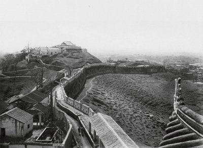 Kuangchou, Kuanyin shan, Kuangtung, Kasabanın kuzey duvarının kuzey kulesinden ve Kuanyin tepesinden görünüm (b/w fotoğraf) by Ernst Boerschmann