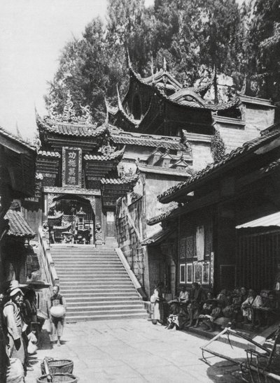 Kuanhien, Ori Lang miao, Szechuan, Ori Lang Tapınağı Girişi (b/w fotoğraf) by Ernst Boerschmann