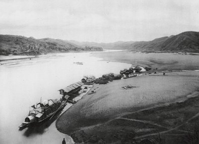 Kuei kiang, Kuangsi, Kuei Nehri, Kıyı boyunca tekneler (b/w fotoğraf) by Ernst Boerschmann
