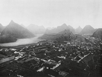 Kueilinfu, Kuangsi, Kueilin, eyalet başkenti, Kuzeybatıdan görünüm (b/w fotoğraf) by Ernst Boerschmann