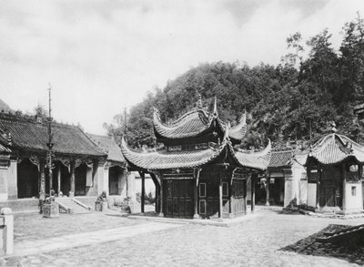 Miao tai tze, Shensi, Manastırın Ana Avlusu (b/w fotoğraf) by Ernst Boerschmann