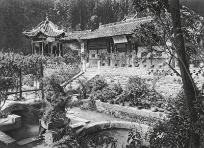 Miao tai tze, Shensi, Manastır Bahçesi (b/w fotoğraf) by Ernst Boerschmann