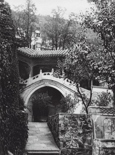 Pekin, Si shan, Shih tze wo, Chihli, Batı Dağlarındaki Manastır bahçesi (b/w fotoğraf) by Ernst Boerschmann
