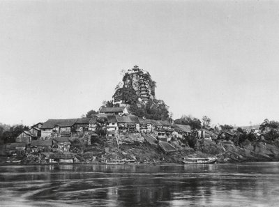 Shih pao chai, Wan yin shan, Szechuan, Yangtze kıyısındaki Köy ve Kutsal Kaya (b/w fotoğraf) by Ernst Boerschmann