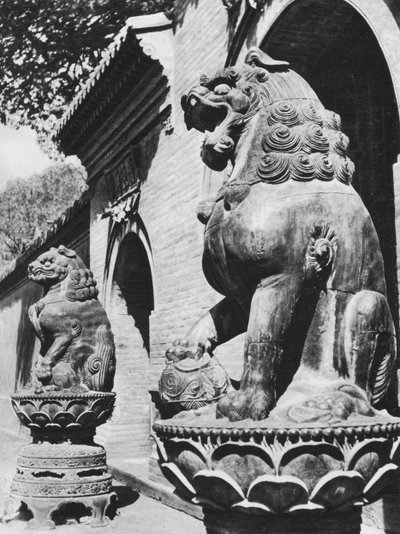 Taiyuanfu, Ta pei sze, Shansi, Tapınak girişindeki bronz aslanlar (b/w fotoğraf) by Ernst Boerschmann