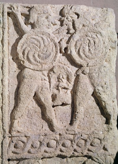 İki savaşçı taşı olan bir mezar taşından detay by Etruscan