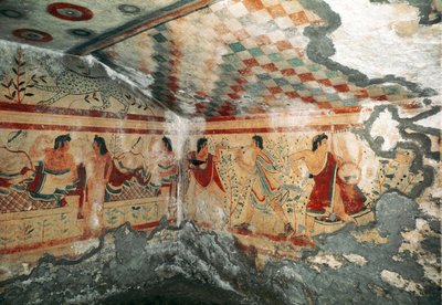 Etrüsk sanatı: dansçılarla bir ziyafet sahnesini temsil eden fresklerle süslü Leoparların mezarının iç görünümü. 470 M.Ö. Necropole de Monterozzi, Tarquinia, İtalya by Etruscan