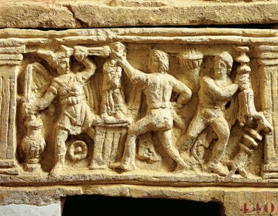 Etrüsk uygarlığı, tapınakları yağmalayan Galyalıların sahneleriyle tüf vazosu by Etruscan