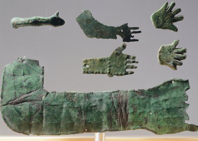 Üst uzuvları gösteren bronz plakada ex-voto. Reithia Este Kutsal Alanı