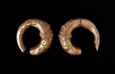 Altın küpeler, MÖ 450-400 by Etruscan