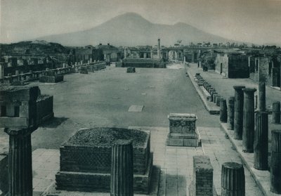 Uzaktan Vezüv Yanardağı ile forumun görünümü, Pompeii, İtalya, 1927 by Eugen Poppel