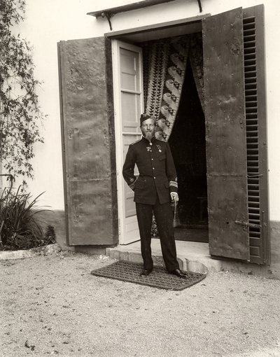 Lo Zucco çiftliğinde üniformalı bir adamın portresi, Sicilya, 1900 by Eugenio Interguglielmi