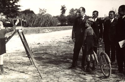 Mussolini oğluyla bir fotoğrafçı için poz veriyor (s/b fotoğraf) by Eugenio Risi