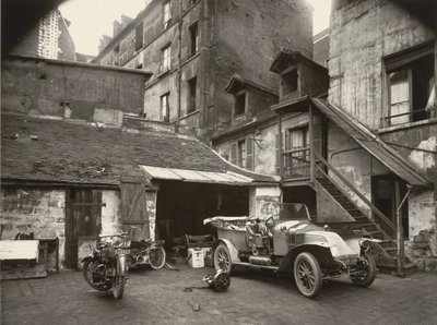 Avlu, rue de Valence by Eugène Atget