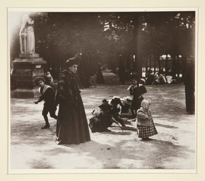 Çocuklar - Lüksemburg Bahçesi by Eugène Atget
