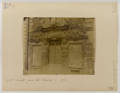 Kapı, sokak cephesi, Hôtel de Fieubet (Hôtel de la Valette, Massillon okulu), 2 quai des Célestins, 4. bölge, Paris by Eugène Atget