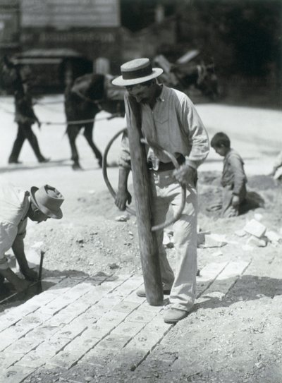 Street Finer, 1910 (jelatin gümüş baskı) by Eugène Atget