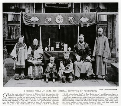 Evde Çinli bir aile, Ulusal Ayak Bağlama Kurumu (s/b fotoğraf) by European Photographer