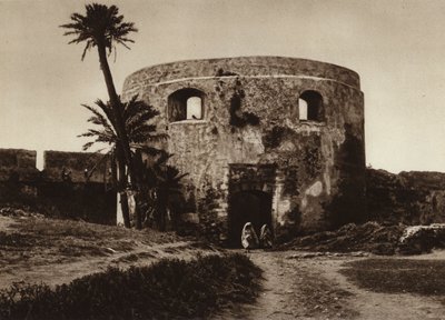 Arzila, Kasaba duvarındaki Geçit (s/b fotoğraf) by European Photographer