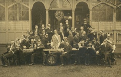 Bir grup erkeğin portresi, muhtemelen bir eskrim kulübü (s/b fotoğraf) by European Photographer