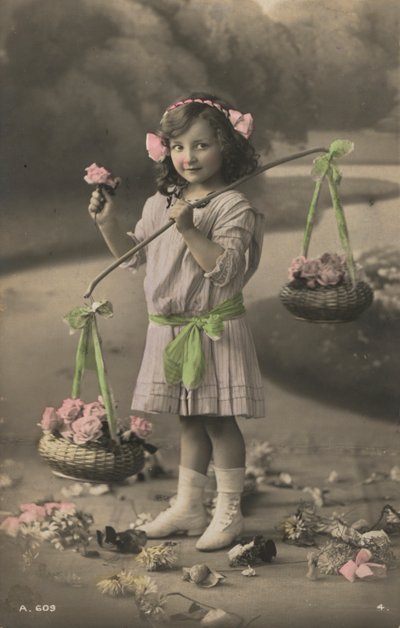 Çiçek sepetleri taşıyan genç bir kızın portresi (fotoğraf) by European Photographer