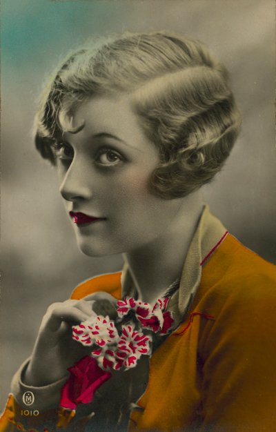 Kadın ve çiçek demeti (renkli fotoğraf) by European Photographer