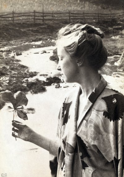 Mayıs Elma Yaprağı by Eva Lawrence Watson-Schutze
