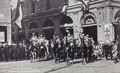 "Duce" Albümü: Ferrara sokaklarında at sırtında yürüyen Benito Mussolini (s/b fotoğraf) by F. Caponetti