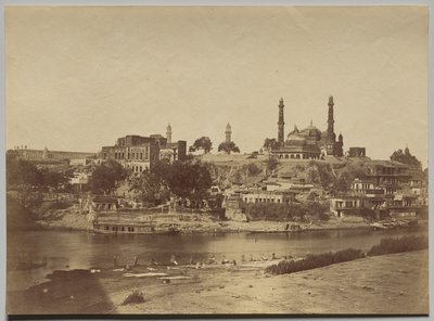 Taş Köprüden Alınan Muchee Bhawan Kalesi ve Gomti Nehri by Felice A. Beato