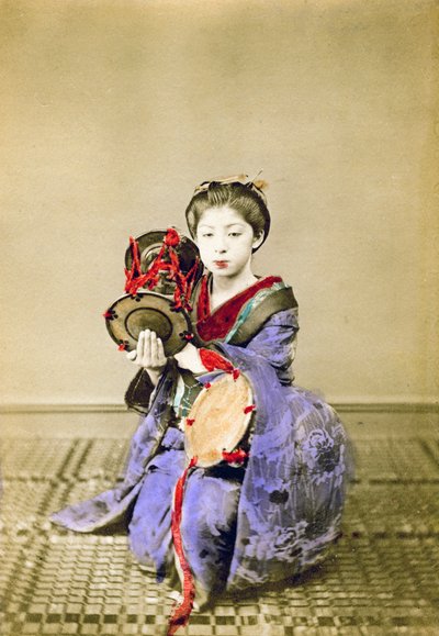 Tsuzumi oynayan geyşa, Japonya, 1882 by Felice Beato