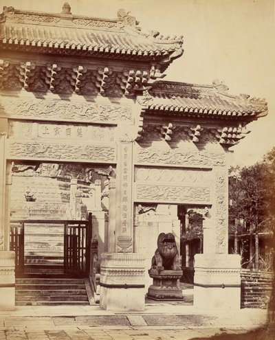 Pekin yakınlarındaki Lama Tapınağı Girişinin Bir Parçası, Ekim 1860 by Felice Beato