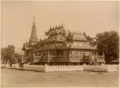 Nan-U Human-Se, Shwe-Kyaung, Mandalay, Burma, 19. yüzyılın sonlarında sarayda (albüm baskısı) by Felice Beato