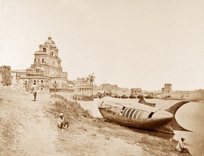 Gumti Nehri üzerindeki Chattar Manzil Sarayı