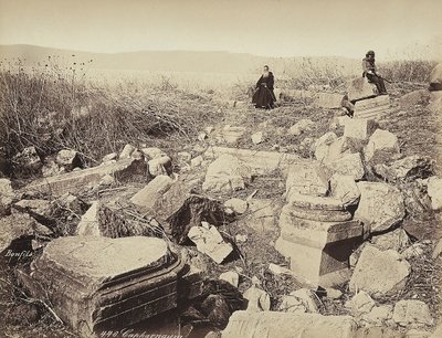 Bir keşiş ve silahlı bir adam, Capharnaum yakınlarında bazı harabelerin üzerinde oturuyor. by Félix Bonfils