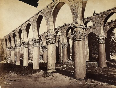 Heliopolis veya Baalbek, Lübnan arkeolojik bölgesindeki sütunlar ve kemerler by Félix Bonfils