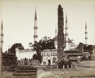 Konstantinopolis'teki Amedieh Camii ve Dikilitaş by Félix Bonfils