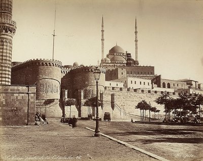 Kalenin Bab el-Azab Kapısı, arka planda Muhammed Ali Camii, Kahire, Mısır by Félix Bonfils