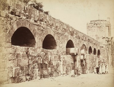 Heliopolis veya Baalbek, eski Suriye şehri, şimdi Lübnan surlarının görünümü. Bir grup insan duvara yakın toplanmış by Félix Bonfils
