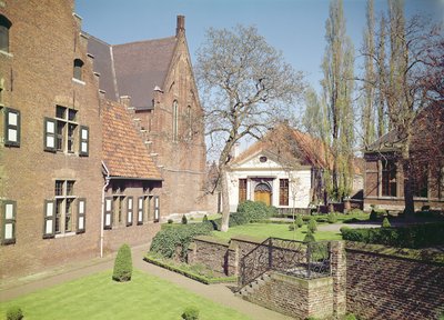 Başrahibe Evi, yemekhane ve yatakhanenin görünümü (ayrıca bkz. 208605, 375105, 375106 ve 375107) by Flemish School