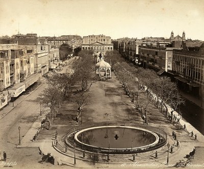 İskenderiye, Mısır: Konsoloslar Meydanı, büyük bir yuvarlak çeşme ile by Félix Bonfils