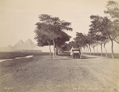 Kahire. Piramit Sokağı, yaklaşık. 1870. by Félix Bonfils