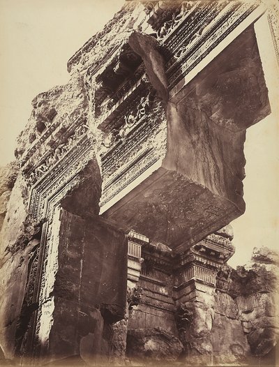 Heliopolis veya Baalbek arkeolojik bölgesindeki bir tapınağa giriş detayı, eski Suriye şehri, şimdi Lübnan by Félix Bonfils