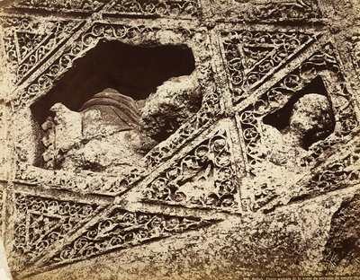 Heliopolis veya Baalbek arkeolojik bölgesinde bir tapınaktaki heykelsi dekorasyonun detayı, antik Suriye şehri, şimdi Lübnan by Félix Bonfils